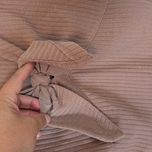 Abercrombie & Fitch Tan Knotted Front Crop Top Size Medium - Picture 3 of 5